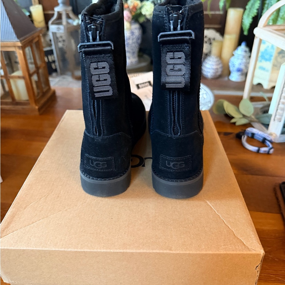 NWT UGG Classic Black BOOTS w/ logo zipper sz 8